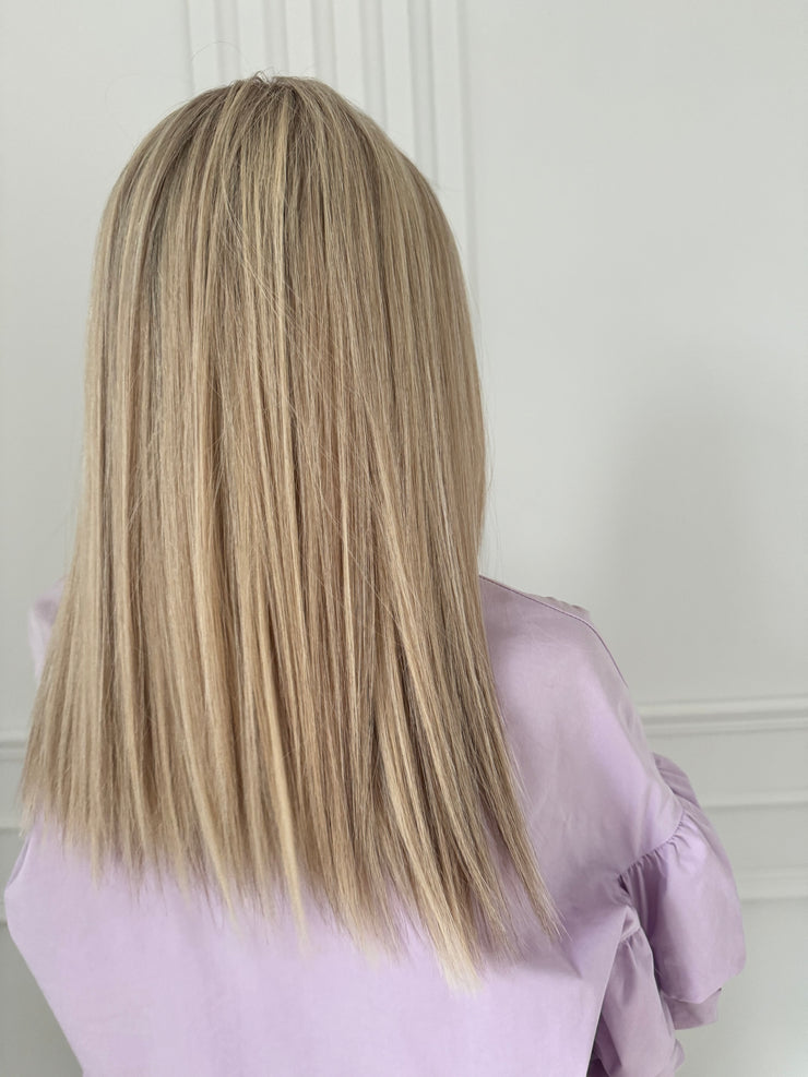 Peruka naturalna piękny chłodny blond z grzywką Amalfi 50cm